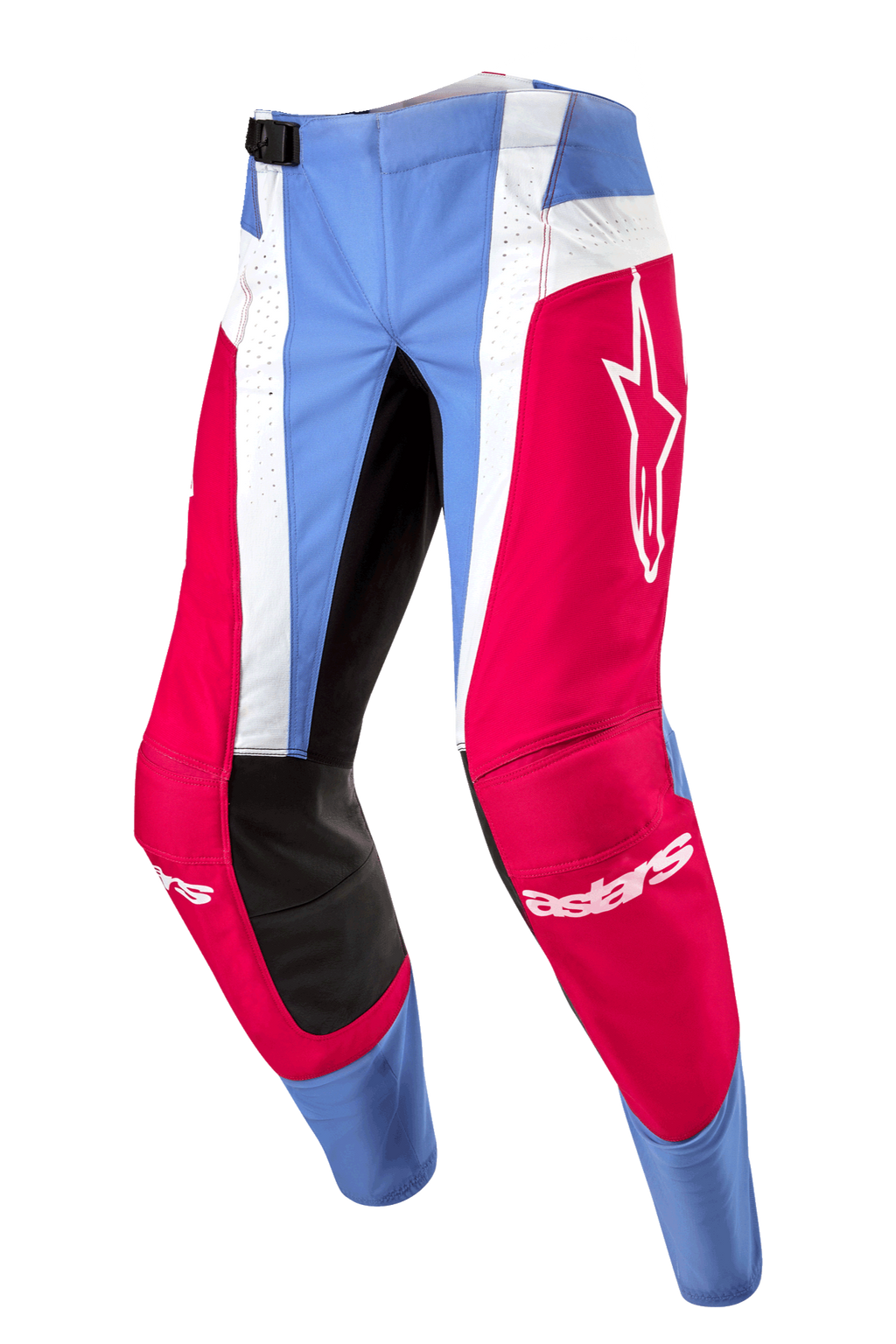 Alpinestars Techstar Ocuri Pants 2024, spodnie motocrossowe, jasnoniebieskie, czerwone i białe, z intensywnie czerwonymi panelami i białym logo gwiazdy, czarne wzmocnienia wewnętrznej strony kolan oraz białe perforowane pionowe paski dla lepszej wentylacji