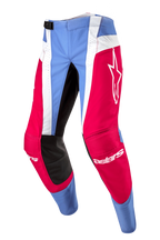 Alpinestars Techstar Ocuri Pants 2024, spodnie motocrossowe, jasnoniebieskie, czerwone i białe, z intensywnie czerwonymi panelami i białym logo gwiazdy, czarne wzmocnienia wewnętrznej strony kolan oraz białe perforowane pionowe paski dla lepszej wentylacji