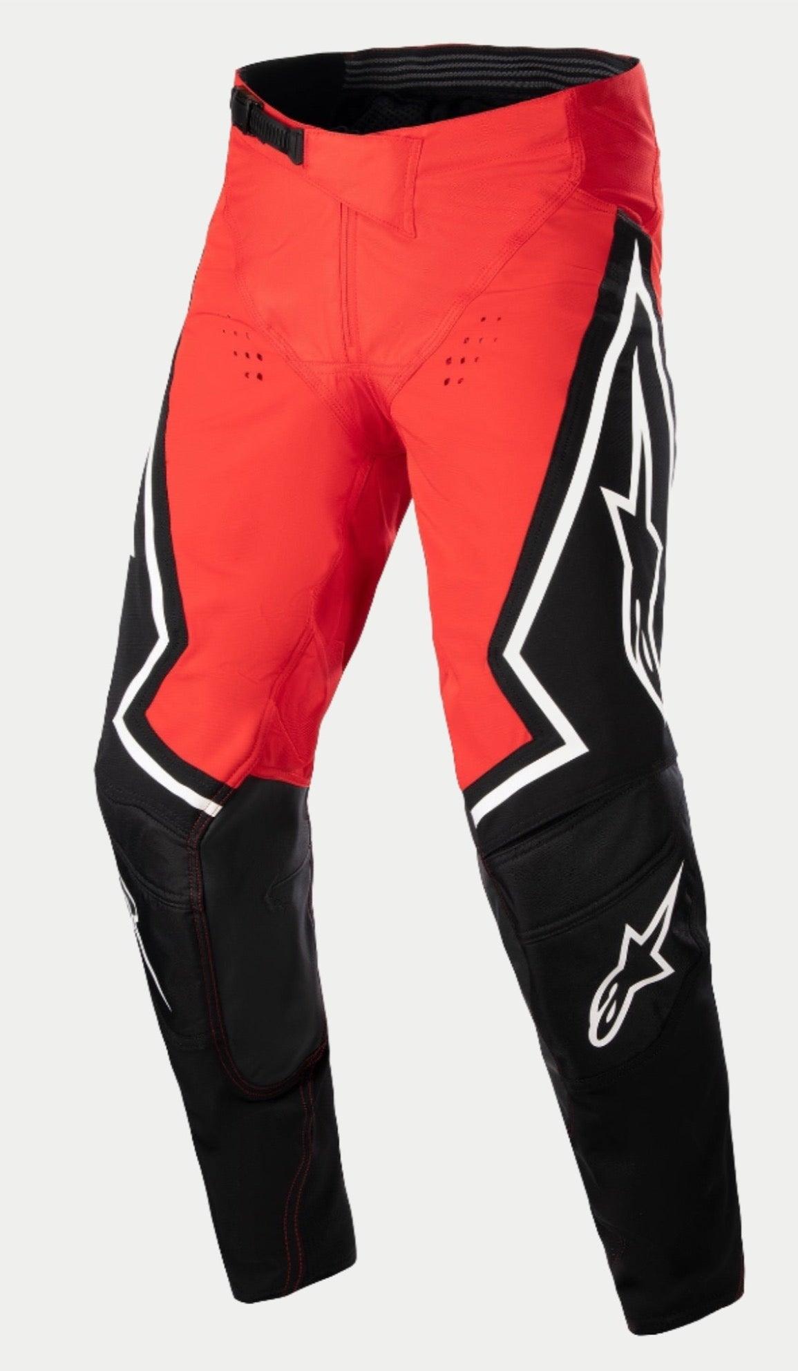 Alpinestars Techstar Acumen LE Pants, spodnie motocrossowe, czerwono-czarno-białe, czerwona górna część z czarnymi dolnymi sekcjami nogawek, białe logo gwiazdy po bokach, czarna regulowana klamra w pasie, wytrzymała odzież wyścigowa off-road