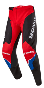 Spodnie Alpinestars Honda Racer Iconic, spodnie motocrossowe, jaskrawoczerwone, czarne i białe z niebieskimi akcentami, z dużym białym logo HONDA na udzie, brandingiem Alpinestars na kolanach, ergonomiczną, wstępnie zakrzywioną konstrukcją nogawek i regulowanym zapięciem zapadkowym w pasie.
