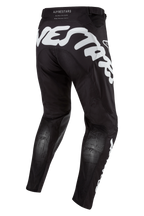 Alpinestars Racer Hana Pants 2024, spodnie motocrossowe, czarno-białe, widok z tyłu, duże białe logo na siedzeniu, panele wentylacyjne na łydkach, ergonomiczny sportowy krój