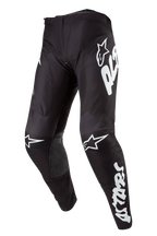 Alpinestars Racer Hana Pants 2024, spodnie motocrossowe, czarne z białymi grafikami, duże pionowe logo Alpinestars na nogawce, białe logo gwiazdy na kolanach, ergonomiczny sportowy design