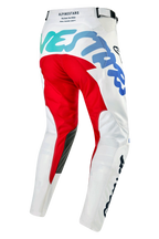 Alpinestars Racer Hana Pants 2024, spodnie motocrossowe, białe wielokolorowe, widok z tyłu i boku z wyraźnym czerwonym panelem na siedzeniu i grafiką z gradientem od morskiego do niebieskiego, czarne wstawki na wewnętrznej stronie kolan, profilowana konstrukcja nogawek do jazdy terenowej