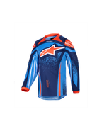 Alpinestars Kids Racer Nomur 2026, dziecięca koszulka motocrossowa z długim rękawem, ciemnogranatowa, pomarańczowa i błękitna, duże biało-pomarańczowe logo w kształcie gwiazdy, dynamiczne grafiki geometryczne i nakrapiane, pomarańczowy kołnierzyk i mankiety, materiał techniczny do wyścigów