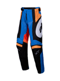 Alpinestars Youth Racer Melt Pants 2025, spodnie motocrossowe młodzieżowe, pomarańczowe i niebieskie z czarnymi i białymi akcentami, wyraziste panele graficzne, wstępnie zakrzywiona konstrukcja nogawek, wzmocnione wewnętrzne części kolan, regulowany pas z zapięciem na zapadkę