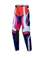 Alpinestars Youth Racer Wurx Pants 2025, młodzieżowe spodnie motocrossowe, czerwone, niebieskie, różowe i białe, odważny geometryczny wzór z gradientami od różu do czerwieni, czarne skórzane panele na kolanach, regulowany pas, wytrzymała konstrukcja tekstylna.