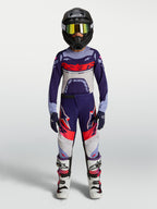 Spodnie Alpinestars Supertech Dyna Młodzieżowe, fioletowe i różowe fluo, profesjonalny zestaw motocrossowy na modelu.