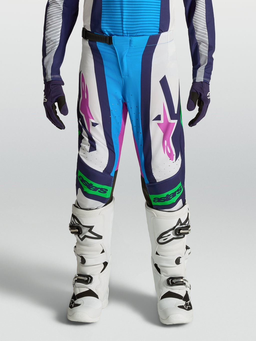 Alpinestars Supertech Maven, młodzieżowe spodnie motocrossowe, biało-niebieskie z zielonymi akcentami fluo, krój MX.