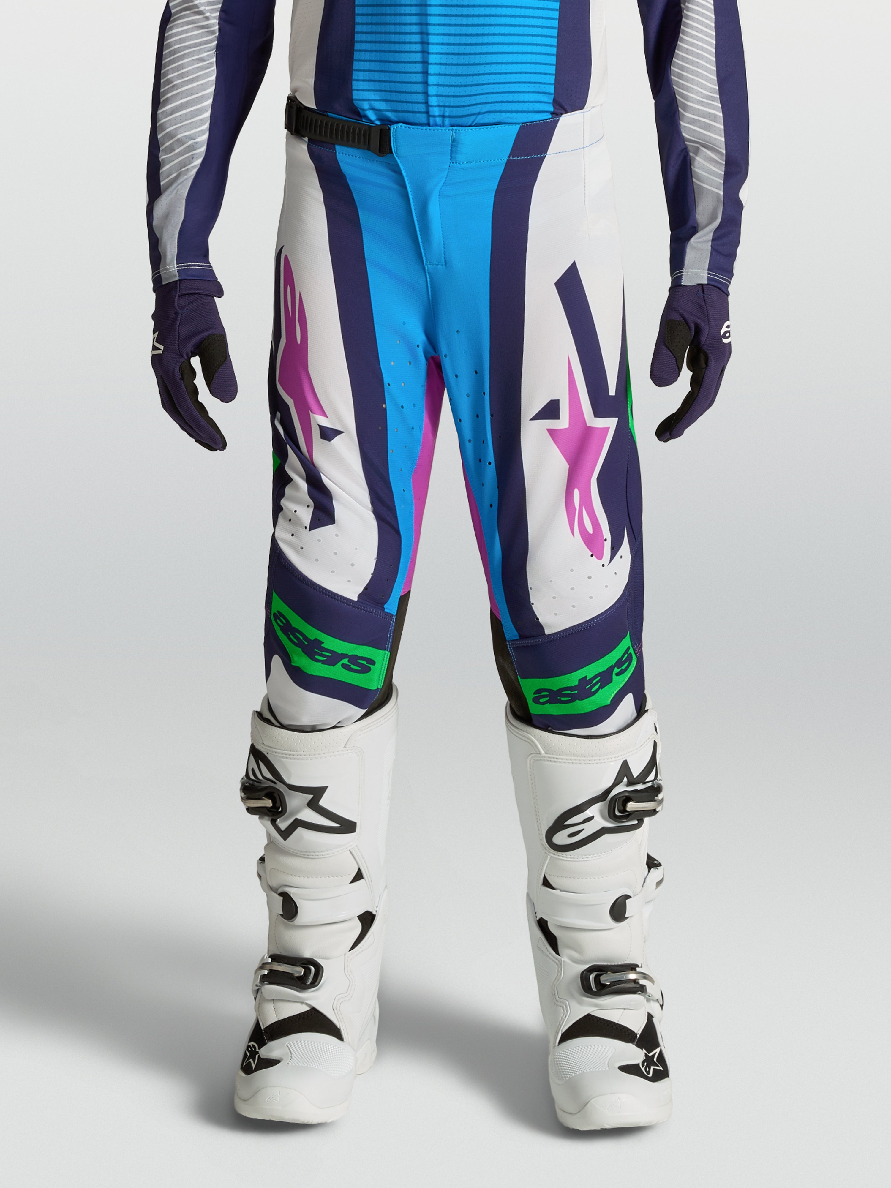 Alpinestars Supertech Maven, młodzieżowe spodnie motocrossowe, biało-niebieskie z zielonymi akcentami fluo, krój MX.