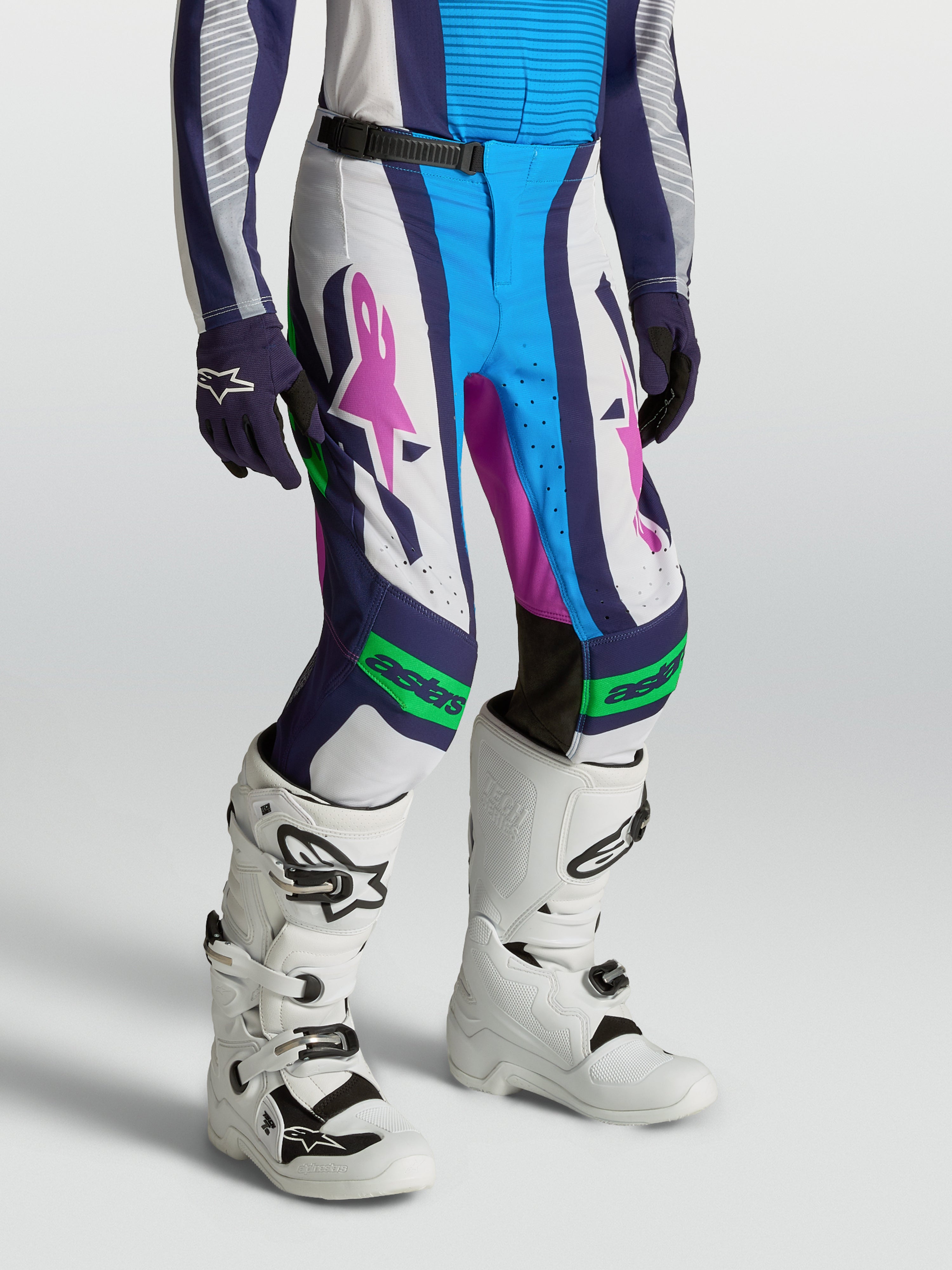 Alpinestars Supertech Maven, młodzieżowe spodnie motocrossowe, białe i niebieskie z fioletowymi akcentami, sportowy krój MX.