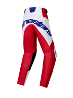 Alpinestars Youth Racer Veil Pants 2025, spodnie motocrossowe młodzieżowe, jaskrawoczerwone i białe, widok z tyłu z dużym niebieskim logo Alpinestars na siedzeniu, wstępnie zakrzywiona konstrukcja nogawek, czarne wewnętrzne panele na kolanach, zapięcie zapadkowe w pasie.