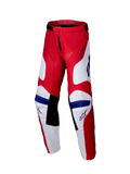 Alpinestars Youth Racer Veil Pants 2025, spodnie motocrossowe młodzieżowe, jaskrawoczerwone i białe z niebieskimi akcentami, czarne panele na wewnętrznej stronie kolan, ergonomiczna wstępnie zakrzywiona konstrukcja i wytrzymały polimateriał do wyścigów terenowych.