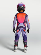 Alpinestars Spodnie Fluid Hunt Młodzieżowe, fioletowe i różowe spodnie motocrossowe, widok z tyłu na kompletny zestaw odzieży wyścigowej, trwała konstrukcja poliestrowa.