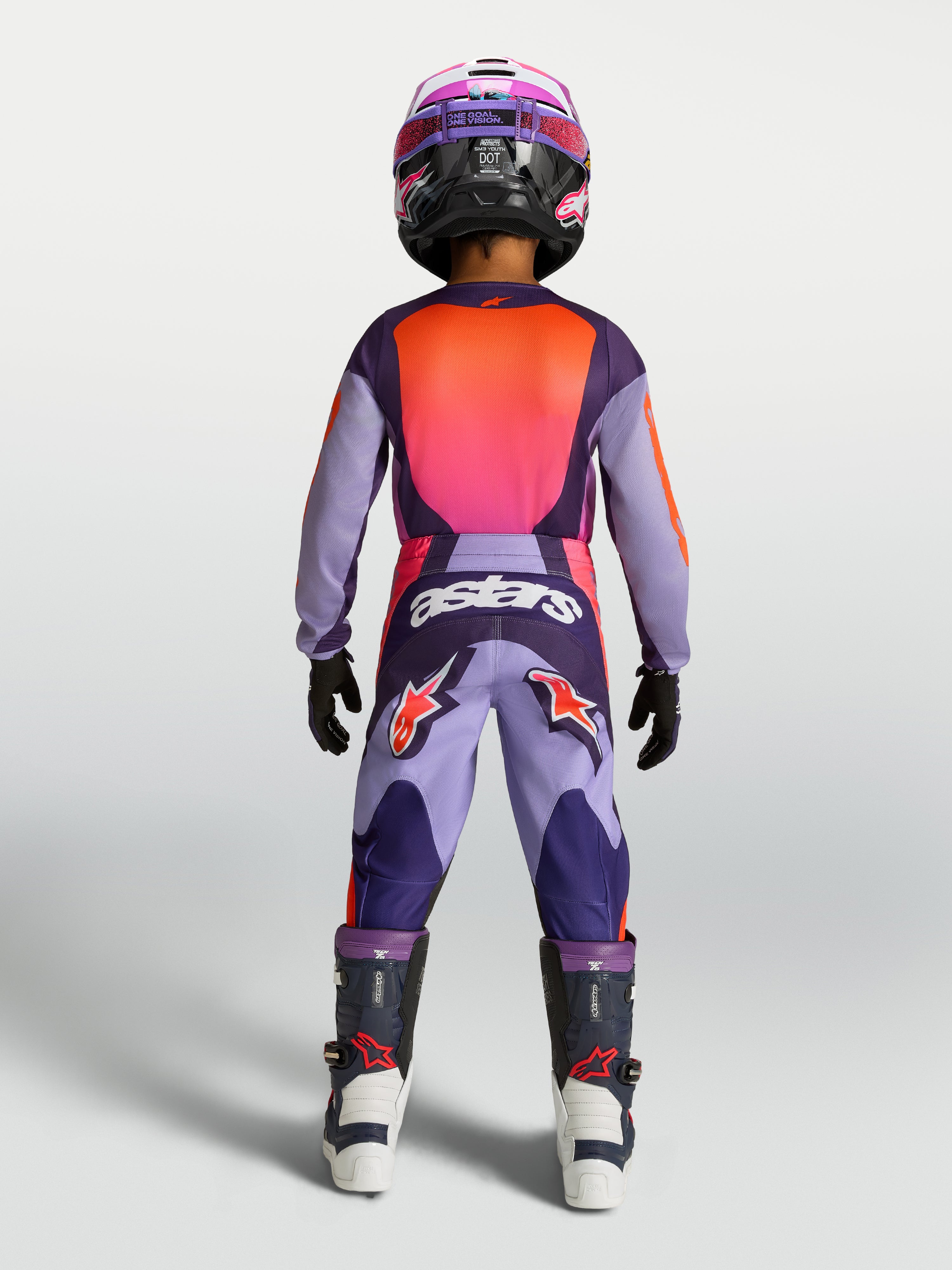 Alpinestars Spodnie Fluid Hunt Młodzieżowe, fioletowe i różowe spodnie motocrossowe, widok z tyłu na kompletny zestaw odzieży wyścigowej, trwała konstrukcja poliestrowa.