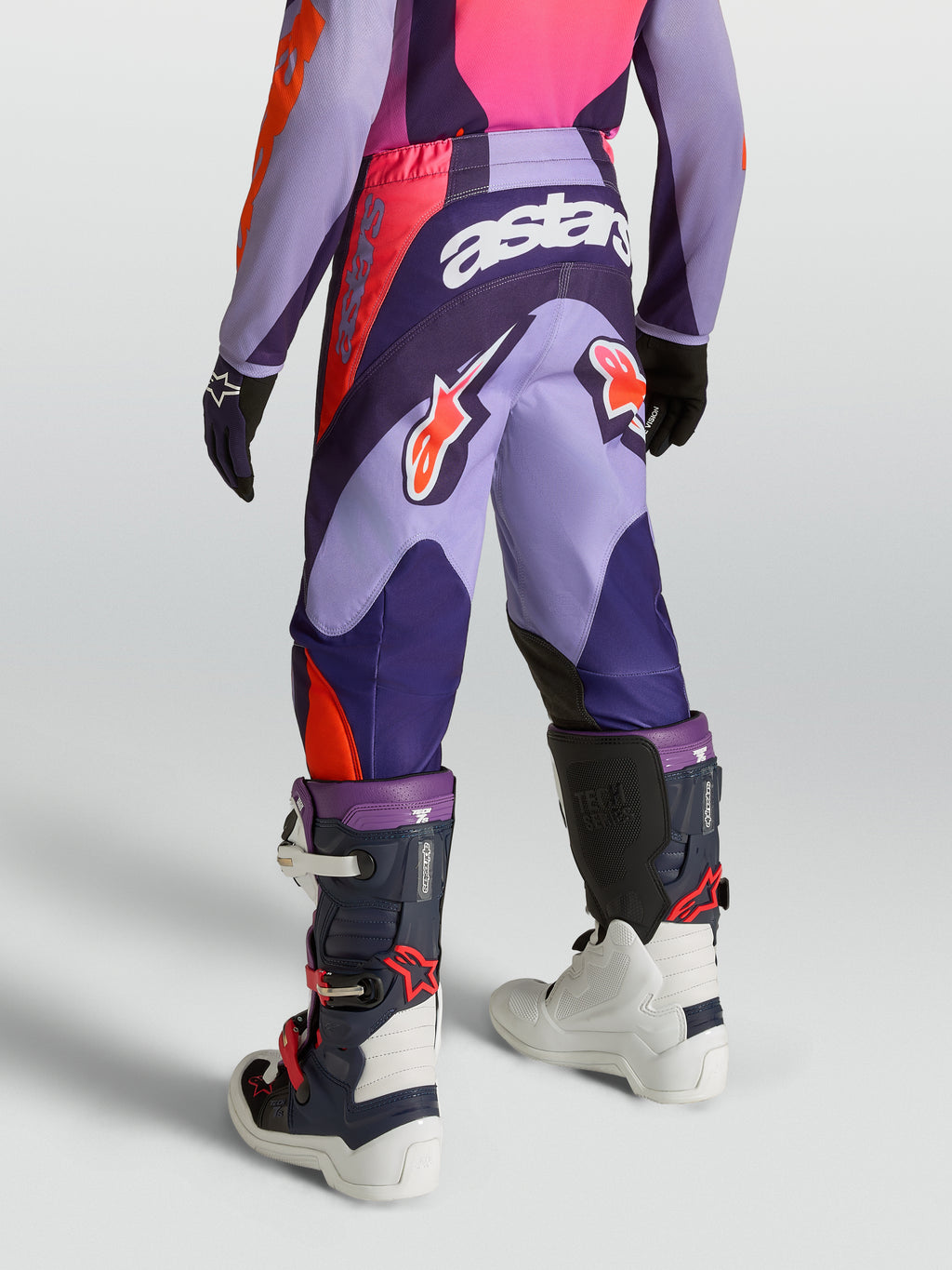 Alpinestars Fluid Hunt, młodzieżowe spodnie motocrossowe, fioletowe i różowe, poliester 600D, widok od tyłu na modelu.