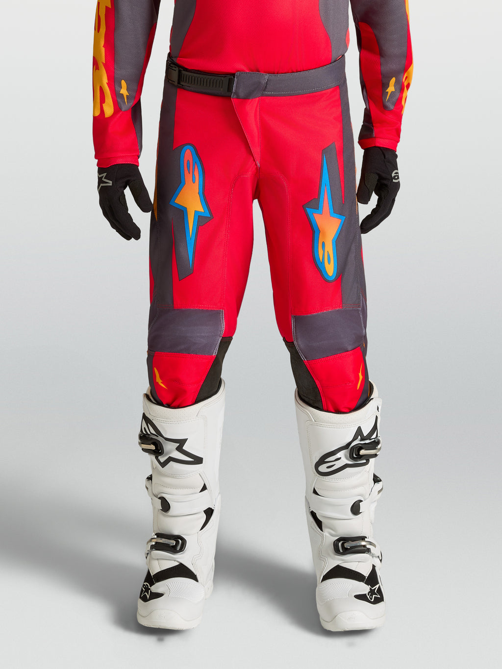 Alpinestars spodnie Fluid Hunt młodzieżowe, czerwone i szare spodnie motocrossowe off-road, ergonomiczny krój 3D.