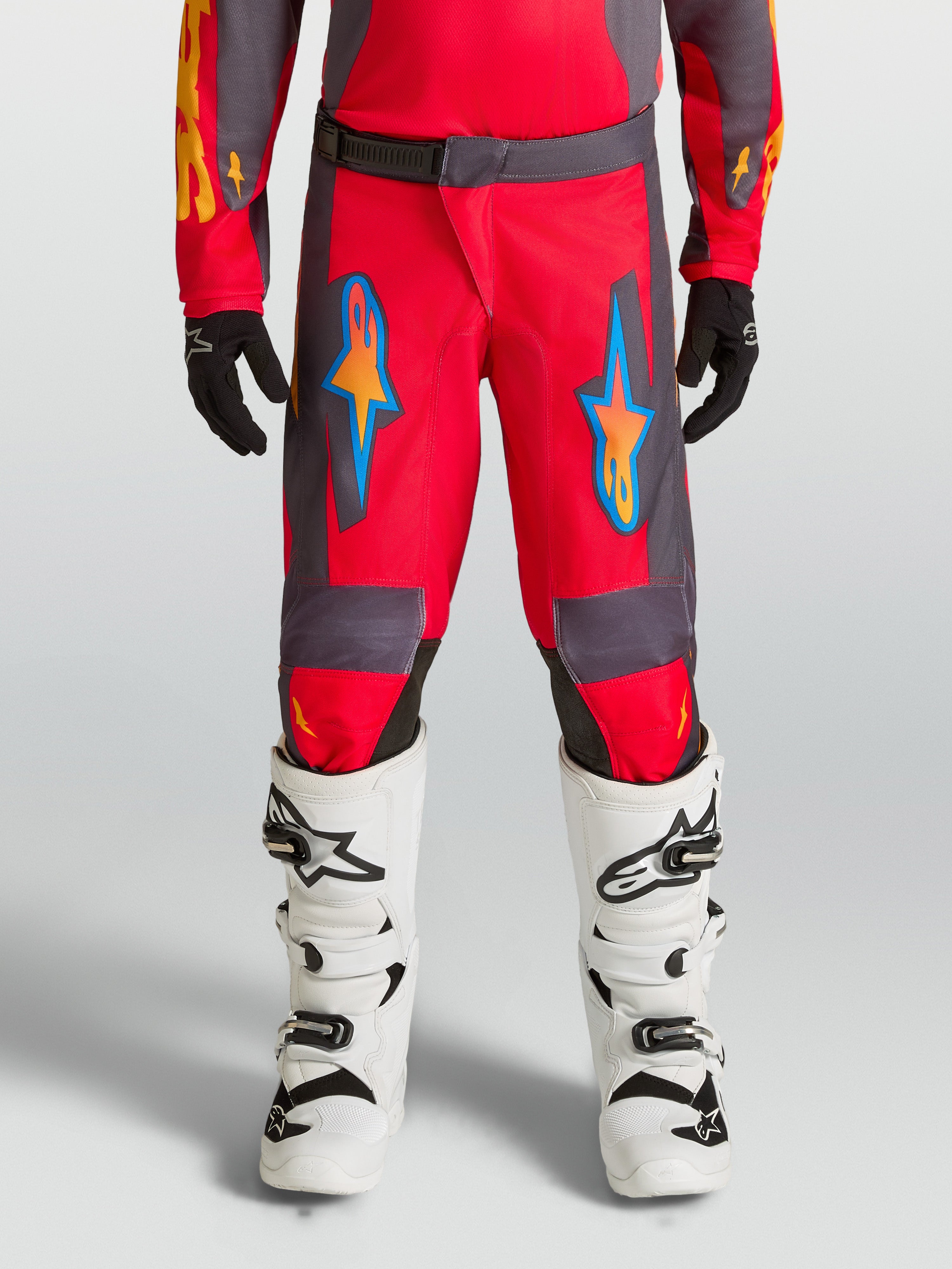 Alpinestars spodnie Fluid Hunt młodzieżowe, czerwone i szare spodnie motocrossowe off-road, ergonomiczny krój 3D.