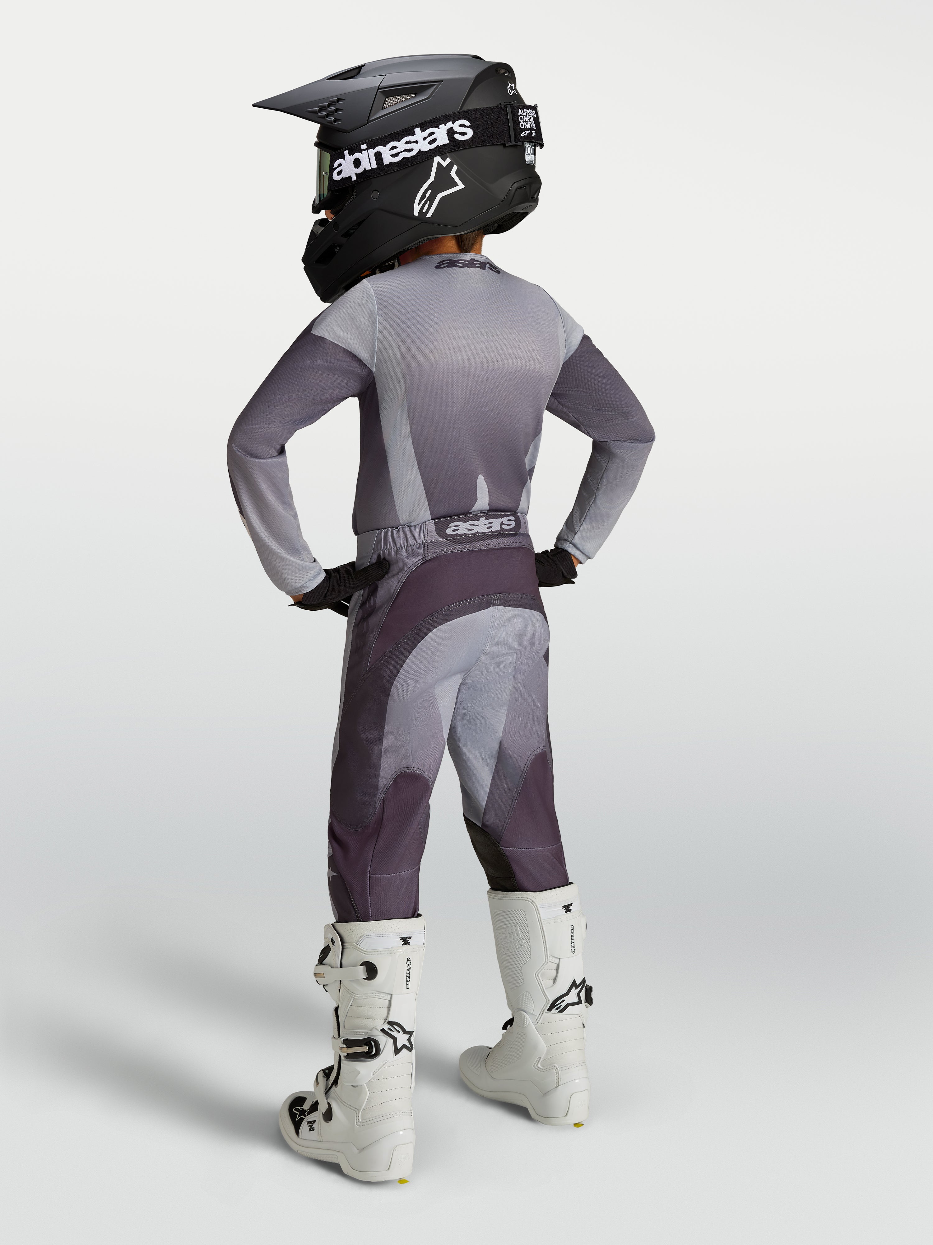 Spodnie Alpinestars Youth Fluid Amber, młodzieżowe spodnie motocrossowe, szare i fioletowe, sportowy krój, białe buty.