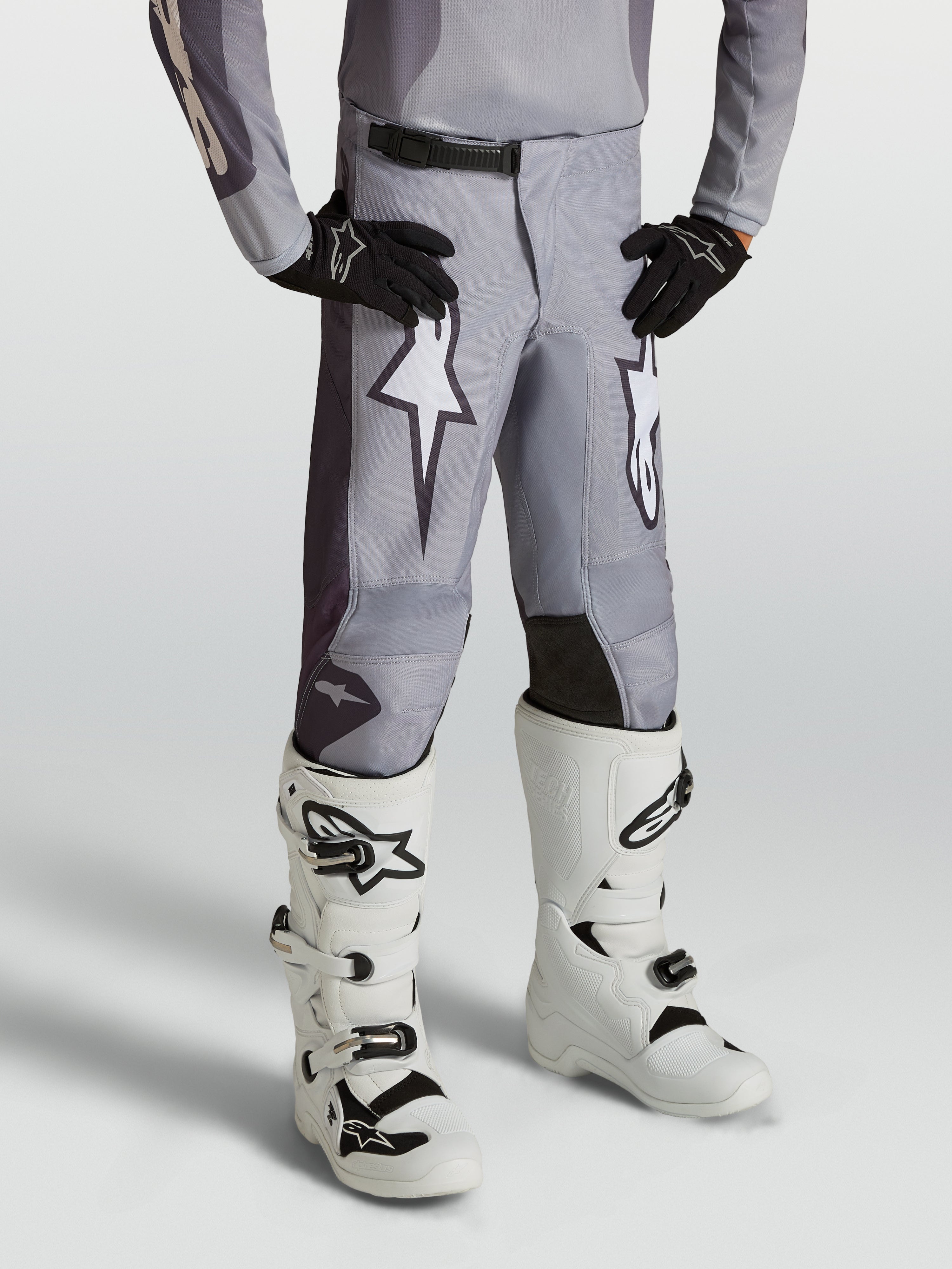 Alpinestars Spodnie Fluid Amber Młodzieżowe, młodzieżowe spodnie motocrossowe, szare i białe, wzmocnione panele kolanowe, off-road