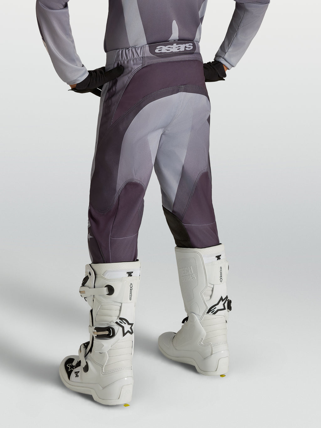 Alpinestars Youth Fluid Amber, młodzieżowe spodnie motocrossowe, szare i fioletowe, poliester 600D, widok z tyłu na modelu