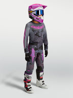 Alpinestars Młodzież Fluid Lone Gear Set, szaro-różowy strój motocrossowy z koszulką, spodniami i kaskiem.