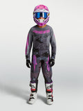 Alpinestars Młodzież Fluid Lone Gear Set, szaro-różowy młodzieżowy zestaw odzieży motocrossowej, koszulka i spodnie z kaskiem oraz butami.