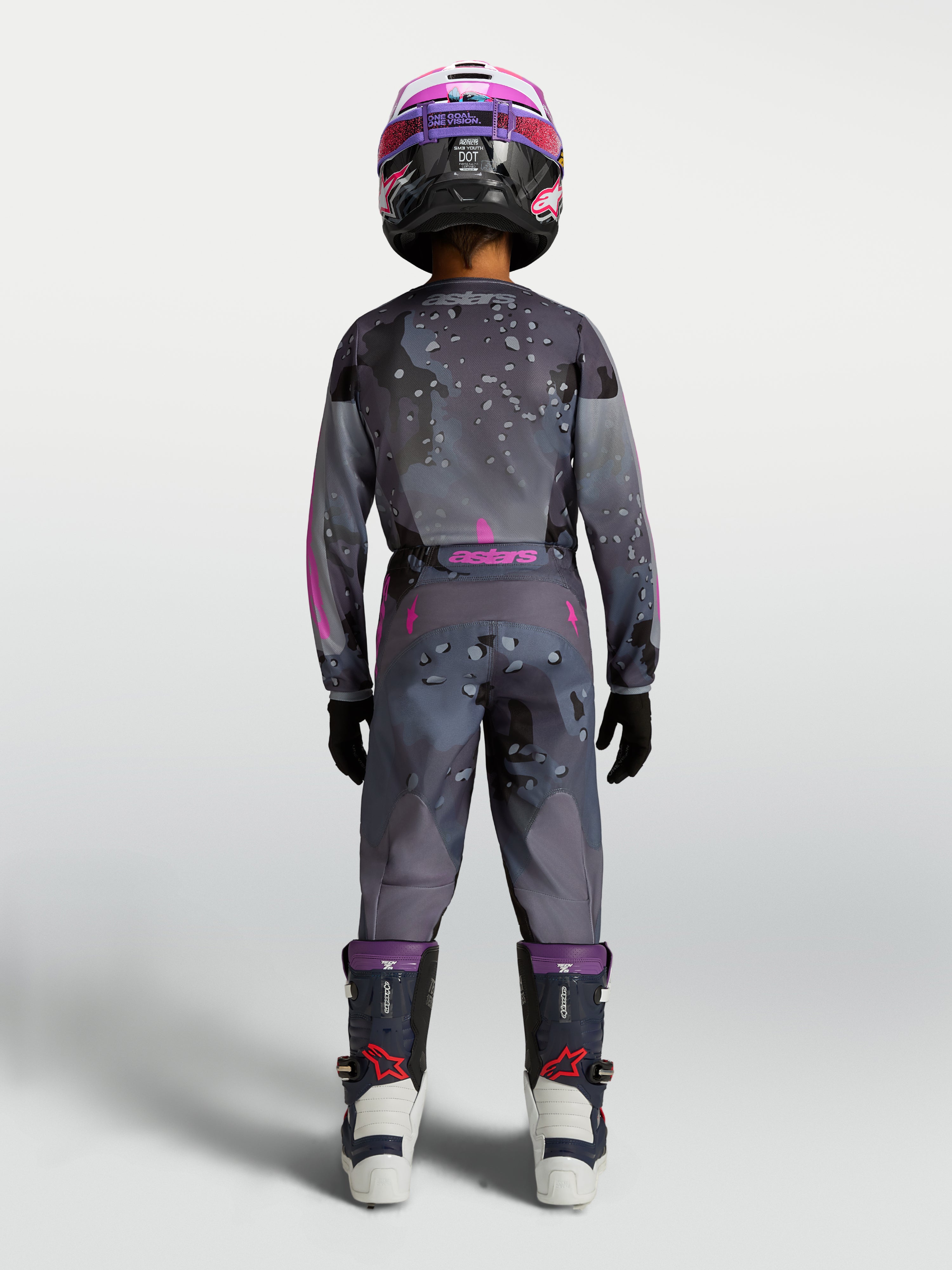 Młodzieżowe spodnie motocrossowe Alpinestars Fluid Lone, szary kamuflaż i fiolet, widok z tyłu na modelu, trwała tkanina.