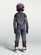Alpinestars Koszulka Fluid Lone Młodzieżowe i spodnie, szary kamuflaż i fioletowy, odzież motocrossowa, widok z tyłu na ridera.