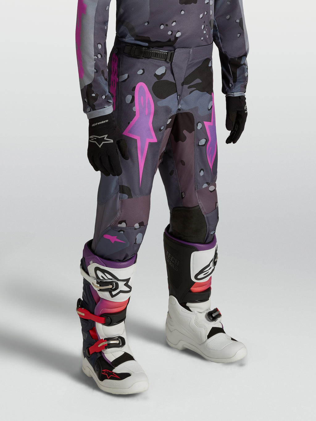 Alpinestars Spodnie Fluid Lone Młodzieżowe, szary kamuflaż i fiolet, wytrzymałe spodnie motocrossowe z materiału 600D.