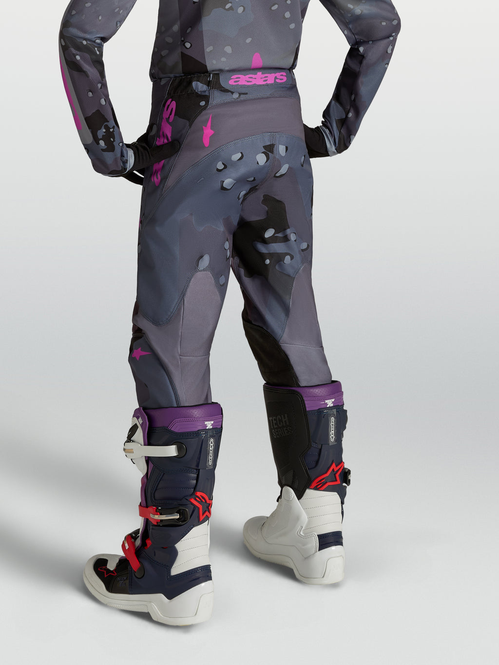 Spodnie Alpinestars Fluid Lone Młodzieżowe, spodnie motocrossowe, szary kamuflaż i fioletowy, krój 3D, widok z tyłu na modelu.