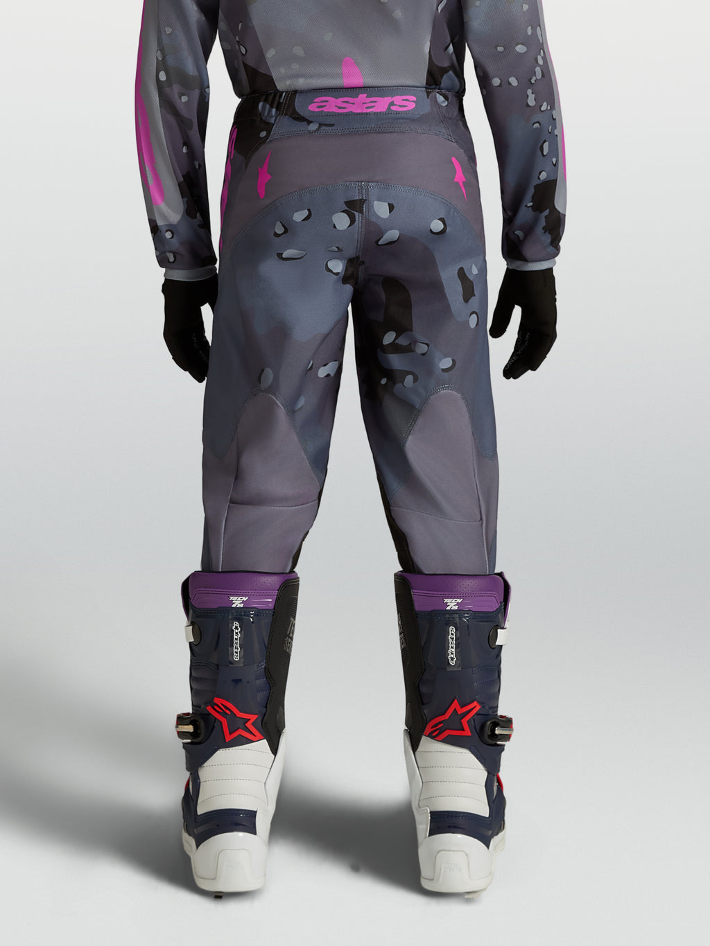 Alpinestars spodnie Fluid Lone młodzieżowe, motocrossowe, szary kamuflaż i fioletowe, widok z tyłu na modelu.