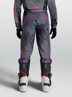 Alpinestars spodnie Fluid Lone młodzieżowe, motocrossowe, szary kamuflaż i fioletowe, widok z tyłu na modelu.
