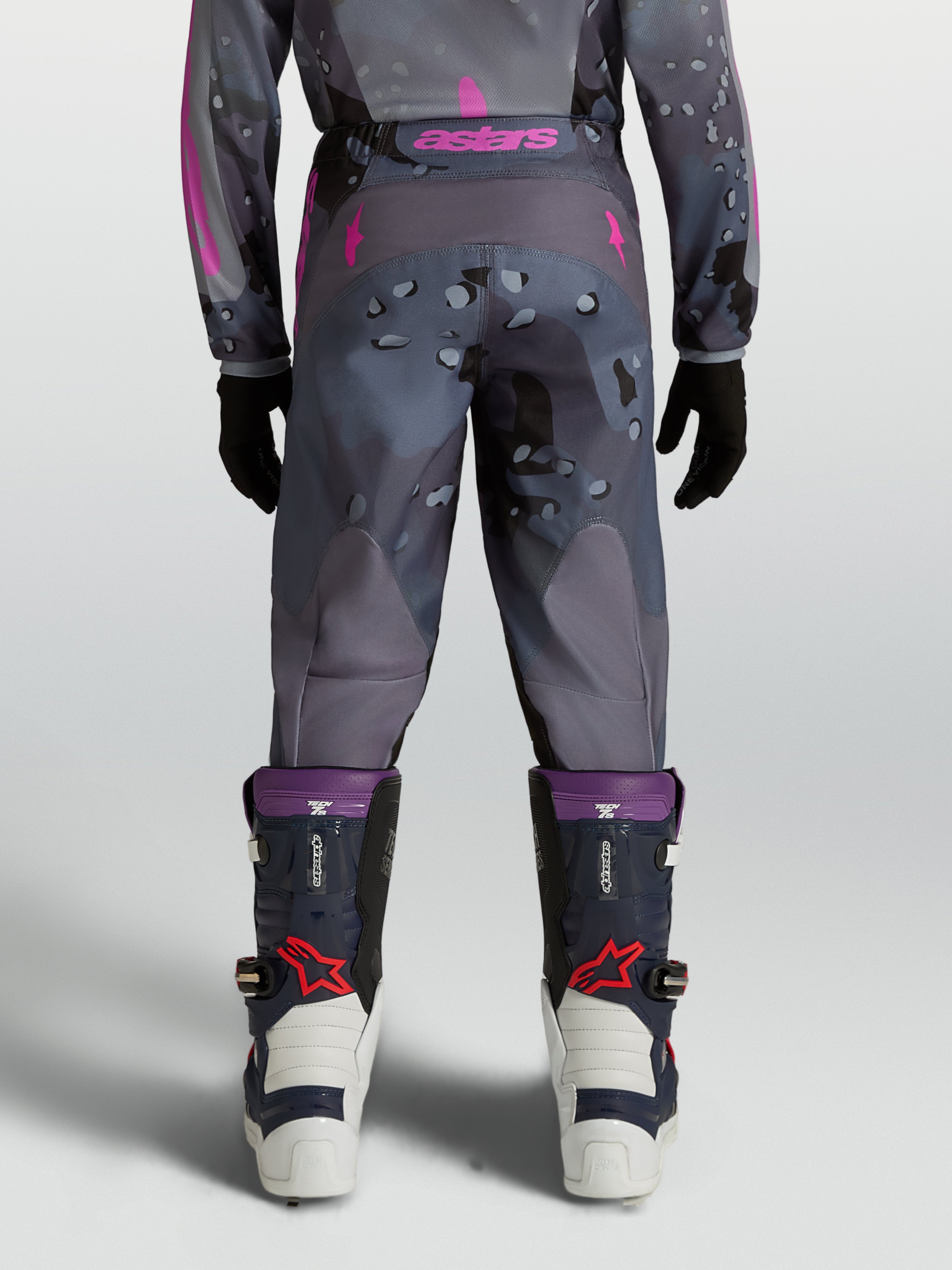 Alpinestars spodnie Fluid Lone młodzieżowe, motocrossowe, szary kamuflaż i fioletowe, widok z tyłu na modelu.