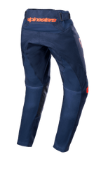 Alpinestars Youth 2023 Racer Narin Pants, spodnie motocrossowe, Night Navy i Hot Orange, widok z tyłu ukazujący pomarańczowe logo Alpinestars w pasie i czarne skórzane wzmocnienia po wewnętrznej stronie nogawek, wytrzymała konstrukcja tekstylna do jazdy off-road