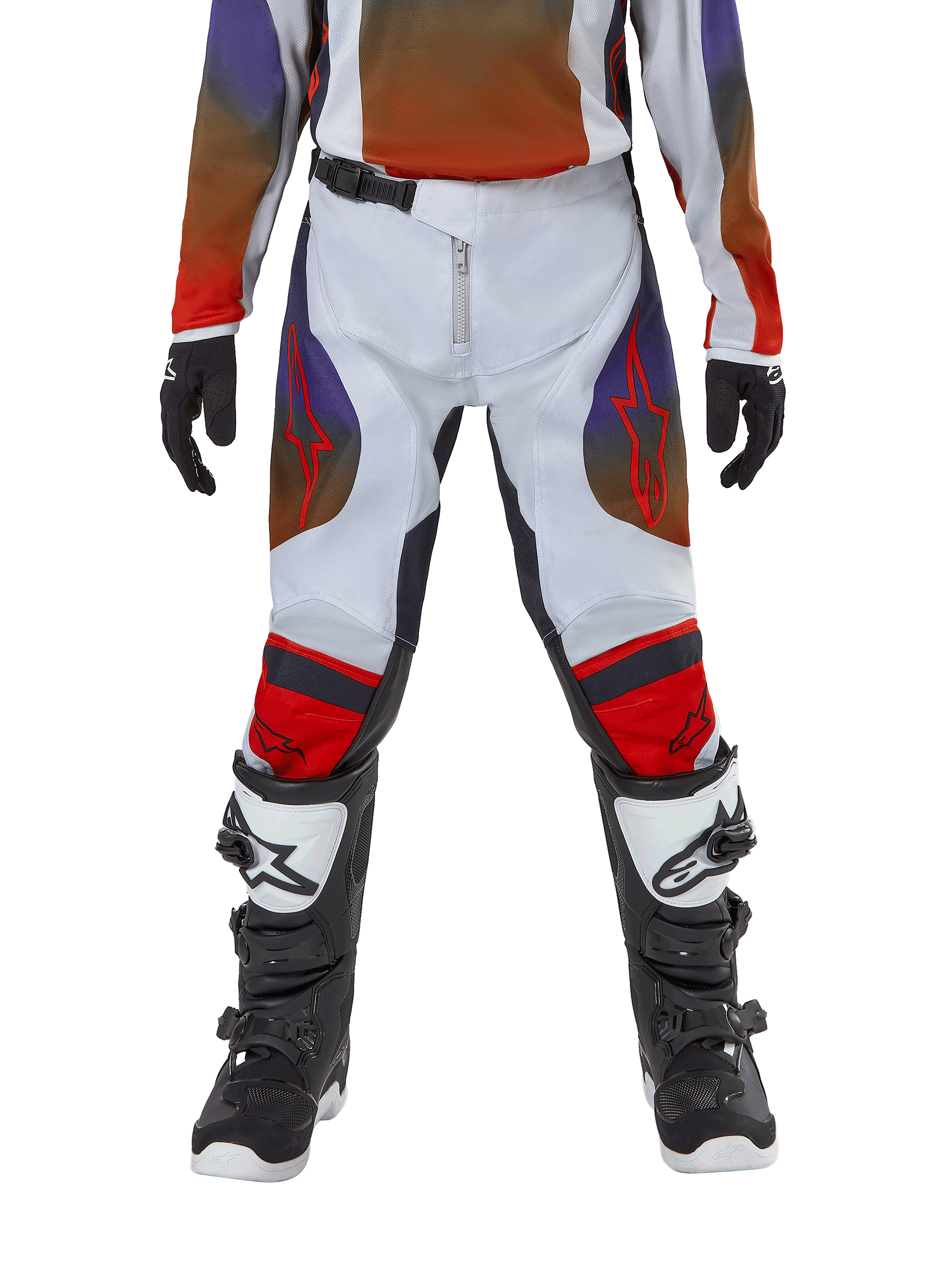 Alpinestars Youth 2024 Racer Hoen Pants, spodnie motocrossowe, jasnoszare, jaskrawopomarańczowe i czarne, zestawione z dopasowaną koszulką i czarno-białymi butami motocrossowymi, czerwone logo Alpinestars na udach i kolanach, sportowy design do wyścigów terenowych