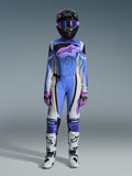 Alpinestars 2026 Woman Stella Techstar Nomur Gear Set, damski strój motocrossowy, jasnoniebieski, biały i różowy, czarny kask z różowymi goglami, koszulka z różowym logo gwiazdy, pasujące spodnie, różowo-czarne rękawice oraz biało-czarne buty.