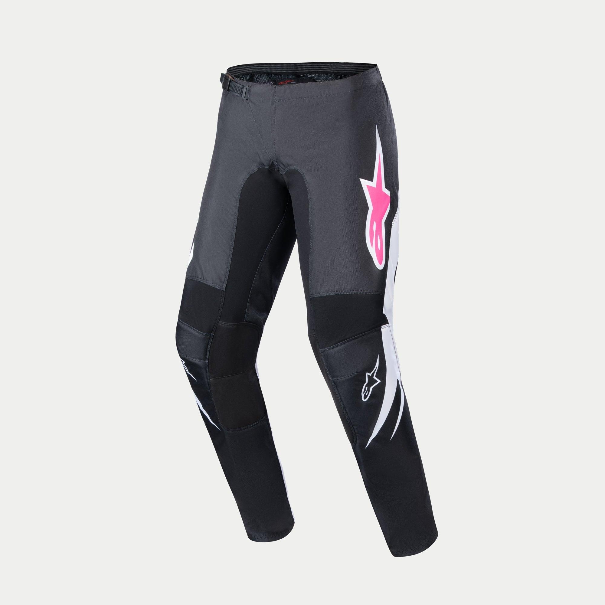 Alpinestars Stella Fluid Pants 2024 damskie, spodnie motocrossowe, czarne i ciemnoszare z białymi akcentami, z wyraźnym różowym logo Alpinestars na biodrze, sportowy design z profilowanymi nogawkami do wyścigów terenowych