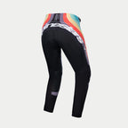 Alpinestars Stella 2024 Techstar Pants damskie, spodnie motocrossowe, czarne wielokolorowe, widok z tyłu z wyrazistym wzorem fali w kolorach czerwonym, pomarańczowym i niebieskim w pasie, duże białe logo Alpinestars z tyłu, przeznaczone do wyścigów off-road