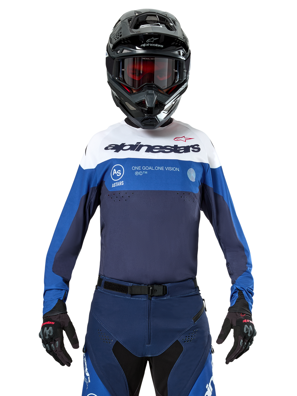 Koszulka Alpinestars Pro-Dura, koszulka do motocrossu i enduro, granatowa, jasnoniebieska i biała, noszona z pasującymi granatowymi spodniami, czarnymi rękawicami i kaskiem, z logo na piersi i laserowo wycinaną wentylacją do wyścigów motocyklowych off-road