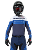 Koszulka Alpinestars Pro-Dura, koszulka do motocrossu i enduro, granatowa, jasnoniebieska i biała, noszona z pasującymi granatowymi spodniami, czarnymi rękawicami i kaskiem, z logo na piersi i laserowo wycinaną wentylacją do wyścigów motocyklowych off-road