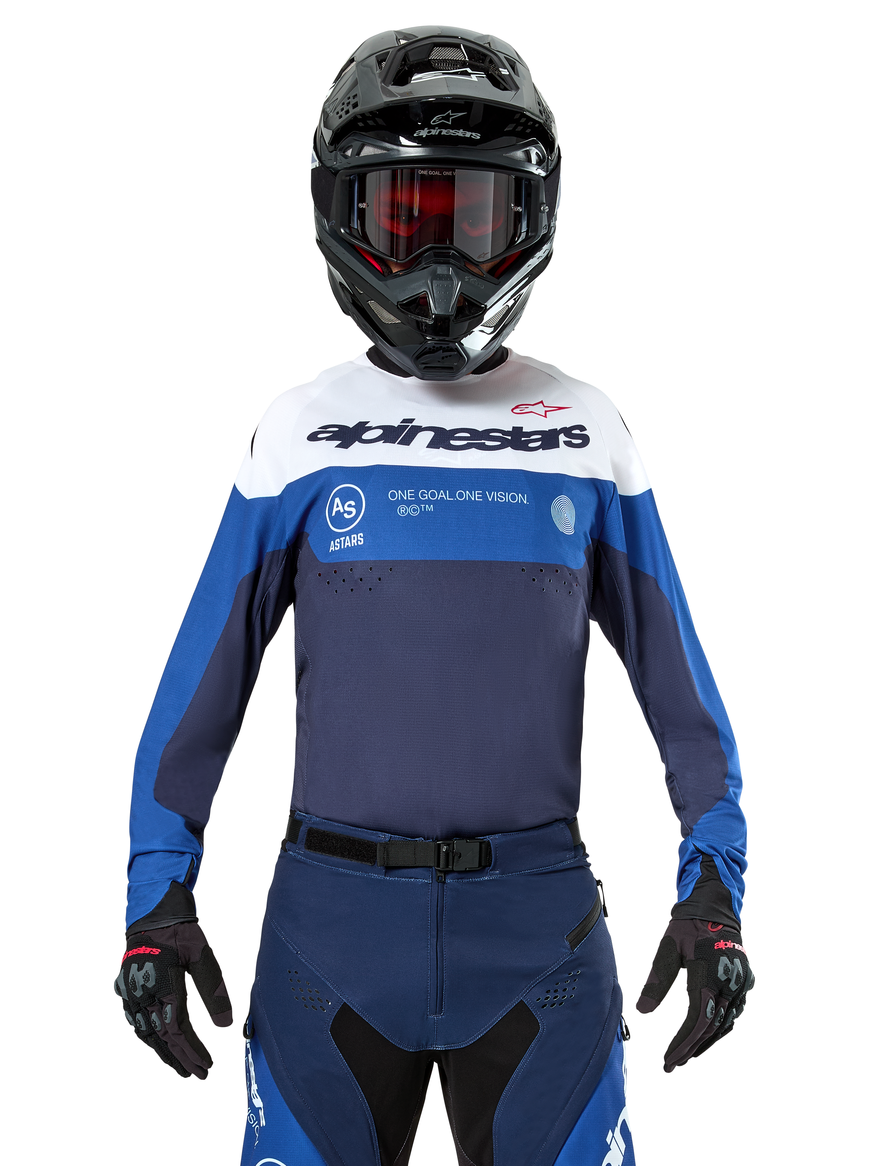 Koszulka Alpinestars Pro-Dura, koszulka do motocrossu i enduro, granatowa, jasnoniebieska i biała, noszona z pasującymi granatowymi spodniami, czarnymi rękawicami i kaskiem, z logo na piersi i laserowo wycinaną wentylacją do wyścigów motocyklowych off-road