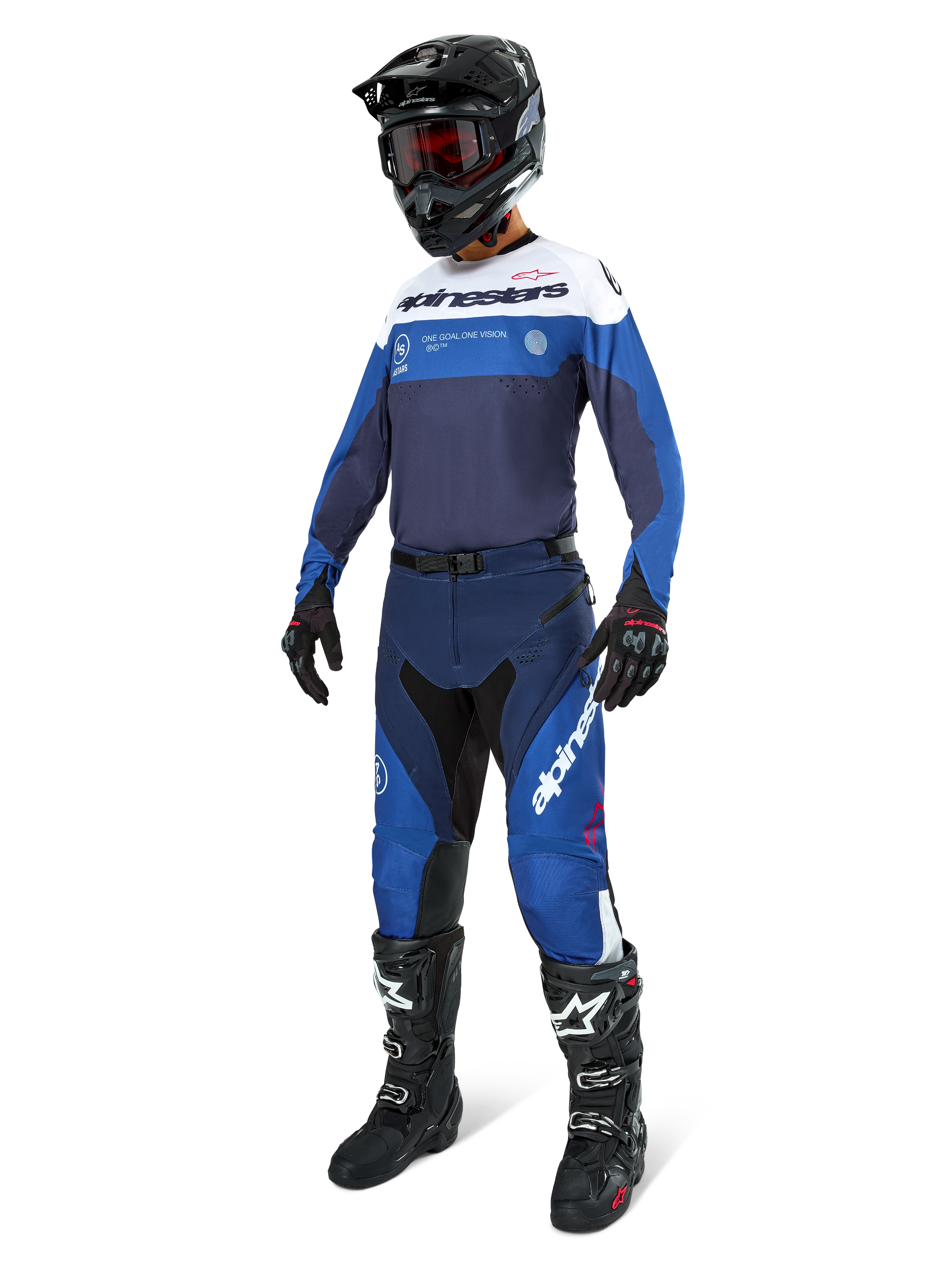 Motocyklista motocrossowy w pełnym stroju wyścigowym, koszulka Pro-Dura w kolorze granatowym, jasnoniebieskim i białym, dopasowane niebieskie i granatowe spodnie, czarny kask z czerwonymi goglami, czarne buty z białymi akcentami i czarne rękawice, skoordynowany zestaw do jazdy enduro i off-road