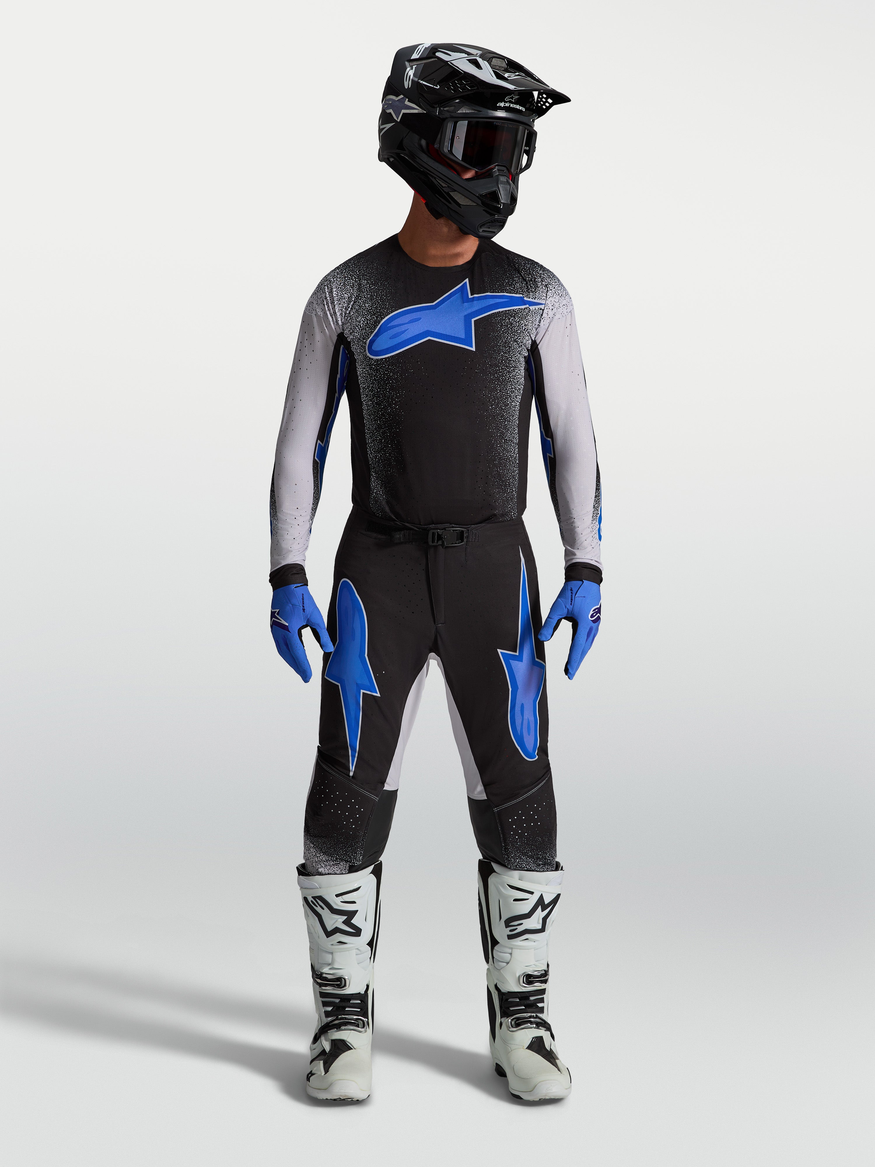 Alpinestars Supertech Hiten AFD Gear Set, męski zestaw odzieży motocrossowej, czarno-niebieska koszulka i spodnie o ergonomicznym kroju, profesjonalny sprzęt wyścigowy off-road