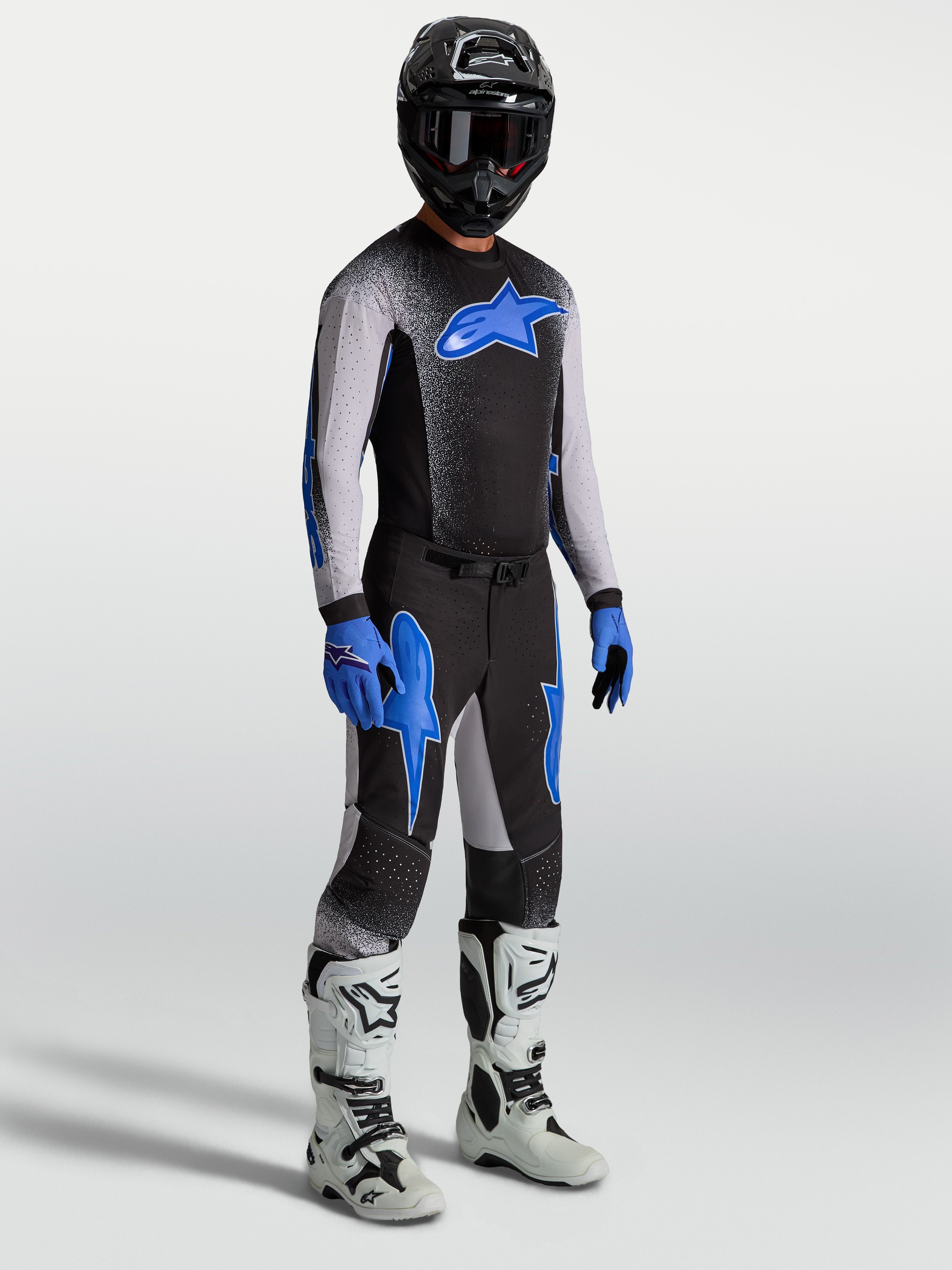 Alpinestars koszulka i zestaw Supertech Hiten AFD, czarno-niebieski komplet motocrossowy, białe buty wyścigowe.