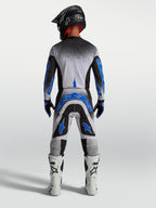 Koszulka i zestaw Alpinestars Supertech Hiten AFD, męski strój motocrossowy, czarny, biały i niebieski, widok od tyłu.