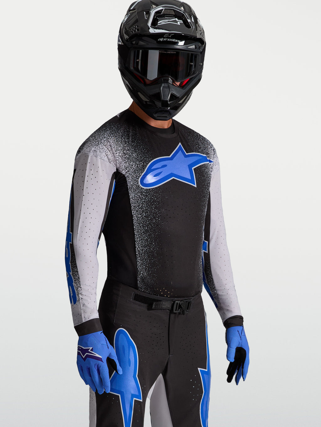 Koszulka Alpinestars Supertech Hiten AFD, męska koszulka motocrossowa, czarno-niebieska, elastyczna siatka, model w kasku MX