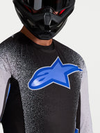 Alpinestars Supertech Hiten AFD, męska koszulka motocrossowa, czarna i niebieska, laserowo wycinane otwory wentylacyjne i duże niebieskie logo na piersi, profesjonalna odzież off-road