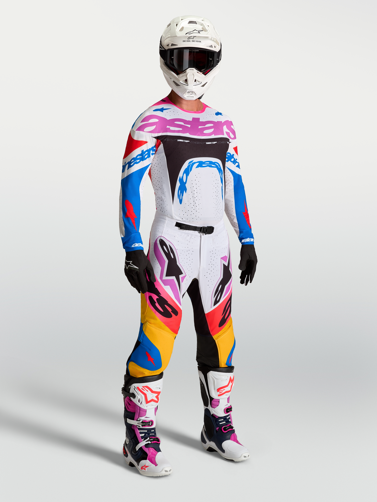 Alpinestars Supertech Dyna, męski biało-niebieski zestaw motocrossowy z różowymi akcentami na modelu.