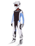 Alpinestars 2025 Techstar Melt Gear Set, kompletny strój motocrossowy, czarna bluza z białymi i niebieskimi rękawami, białe spodnie z czarnymi i niebieskimi akcentami, biały kask, czarno-białe rękawice, białe buty z czarnymi detalami, pełny zestaw ochronny MX