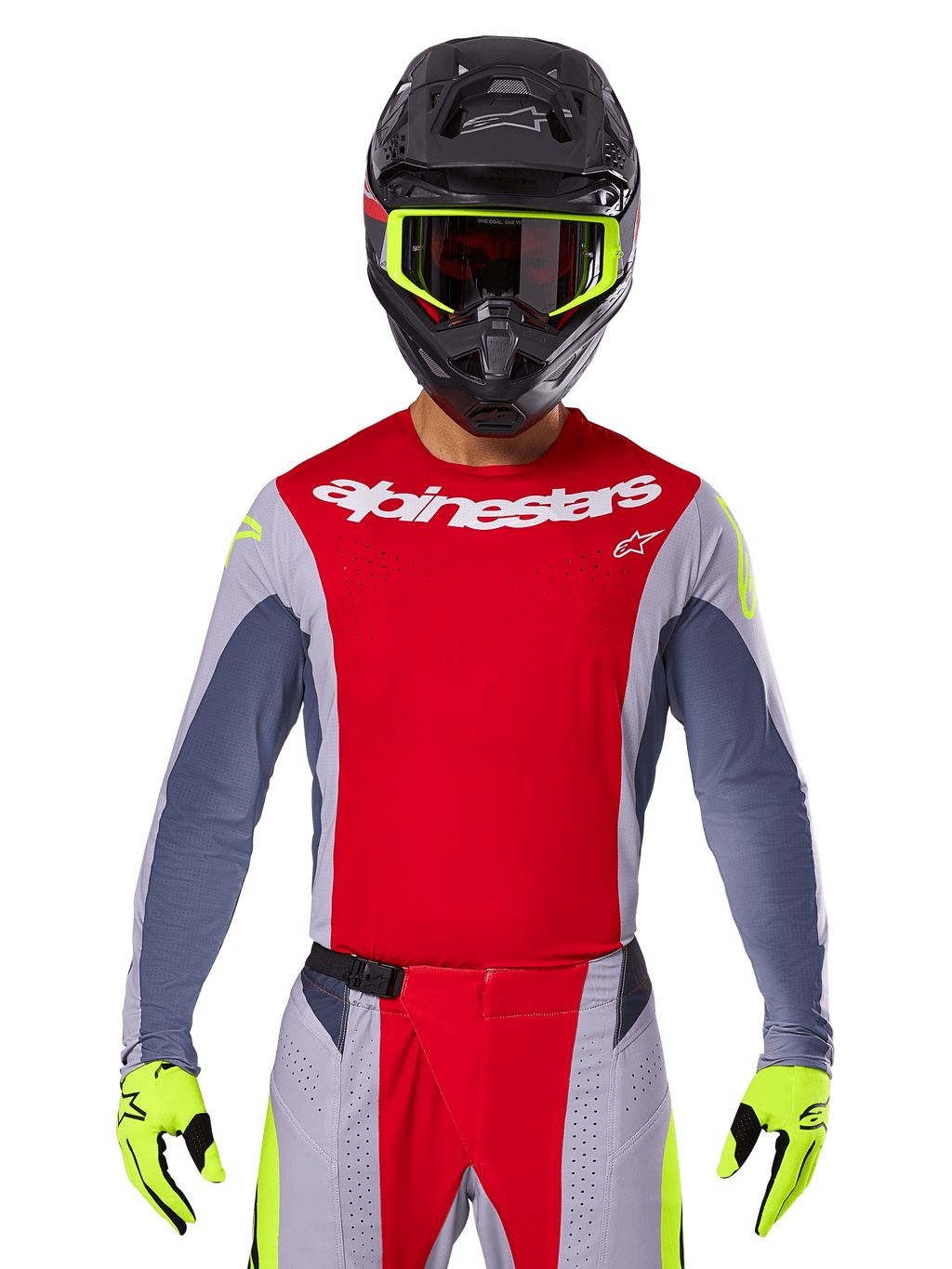 Motocrossista ubrany w koszulkę Techstar Melt 2025 i pasujące spodnie, jasnoczerwone i szare z białym brandingiem Alpinestars, czarny kask z neonowożółtymi goglami, pasujące neonowożółte rękawice, wentylowana odzież wyczynowa do wyścigów terenowych